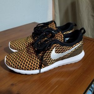 Nike Roshe NM Flyknit size 12.5, blk, wht, orng